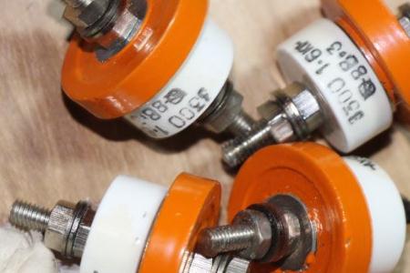 真空開(kāi)關(guān)管的氣密絕緣系統(tǒng)、屏蔽系統(tǒng)以及導(dǎo)電系統(tǒng)